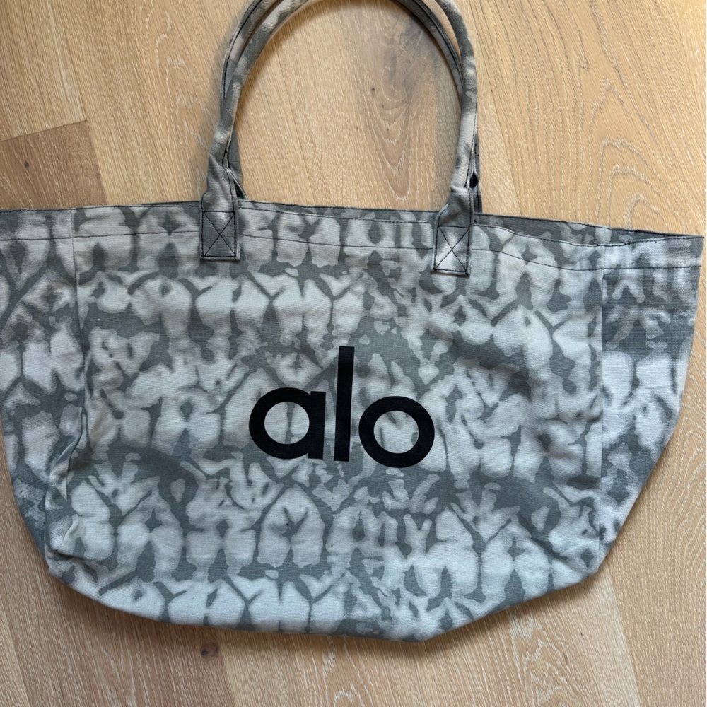 ALO Yoga Gray Patterned Tote Bag